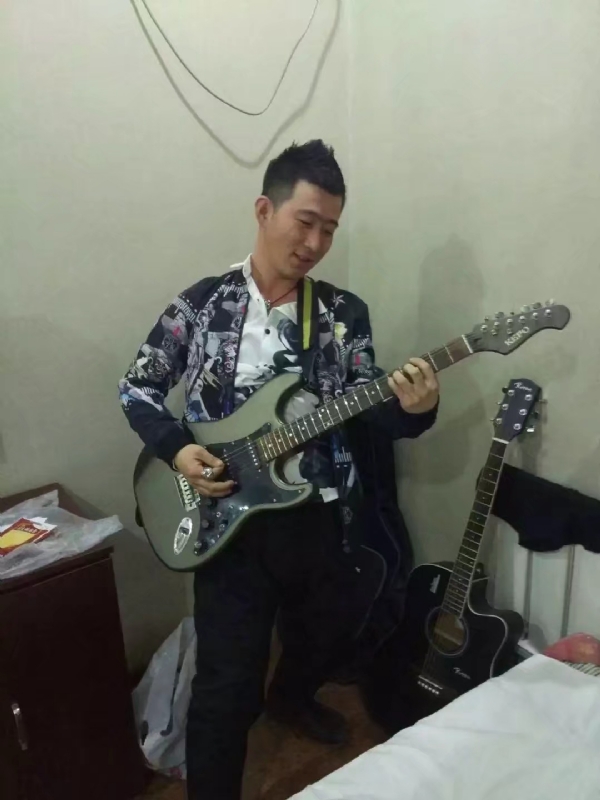 小吉他的第一张照片--湛江相亲服务中心
