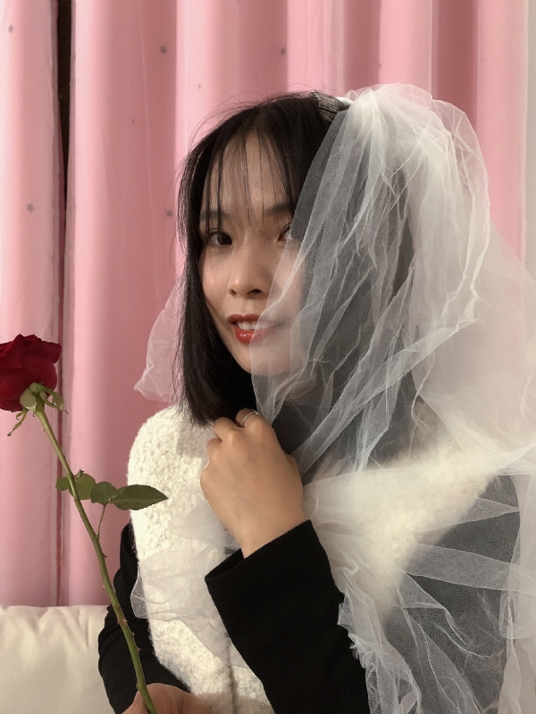 持紫菜包饭的女孩的第一张照片--湛江相亲服务中心