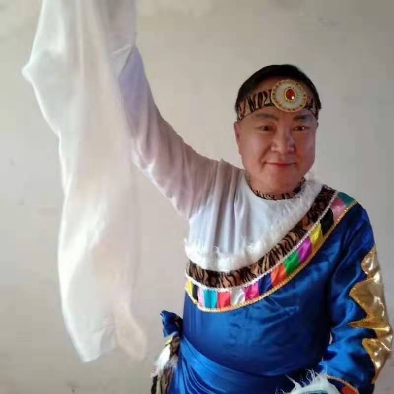 走在冷风中的第一张照片--湛江相亲服务中心