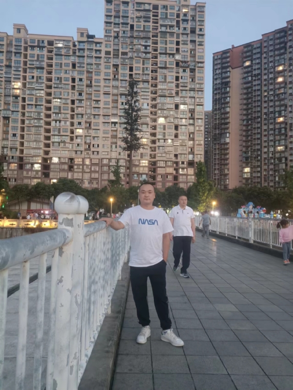 寂寞的男人的第一张照片--湛江相亲服务中心