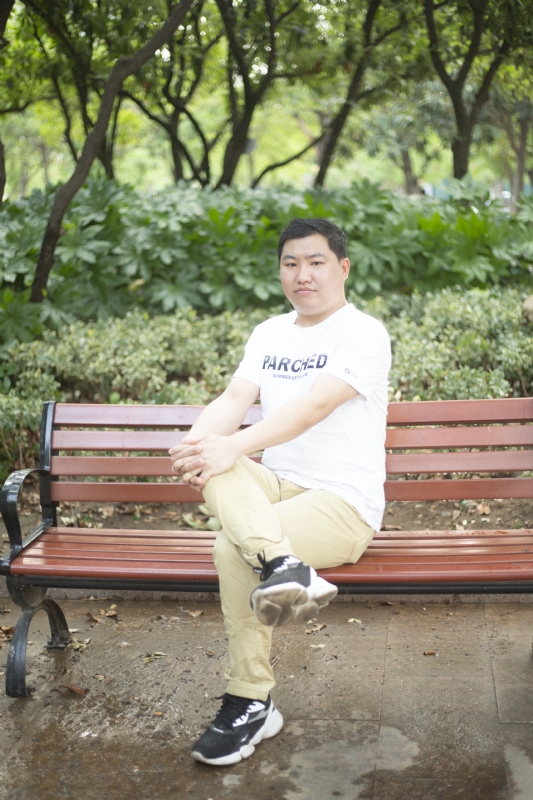 抱着鱼睡觉的猫的第一张照片--湛江相亲服务中心