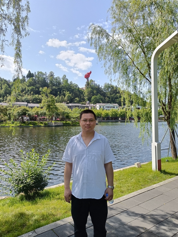 风雨相伴的第一张照片--湛江相亲服务中心